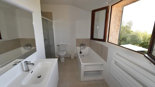 Bathroom 1 (Ensuite to Bed1)