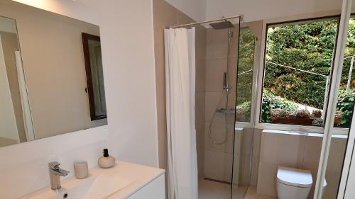 Bathroom 2 (Ensuite to Bed2)